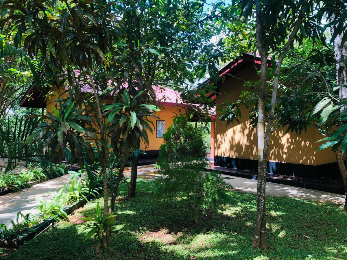 Richards Cabanas Tissamaharama Exteriör bild